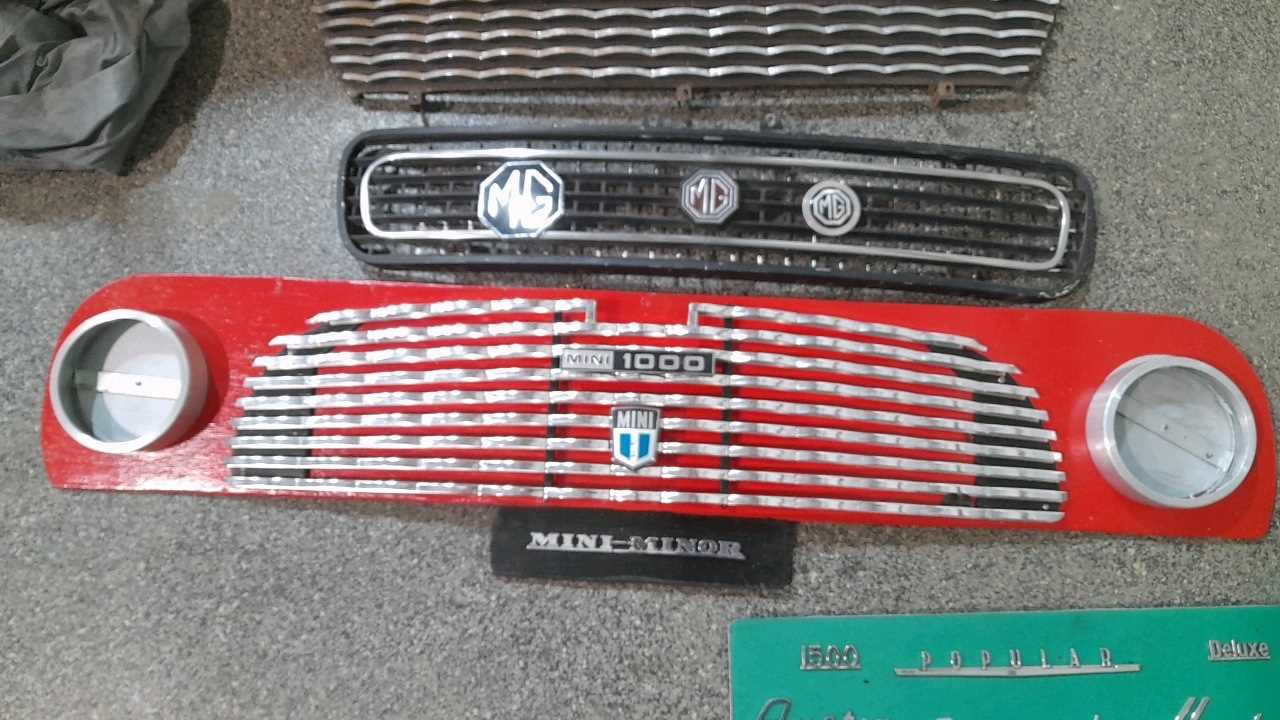 Lot 250 - 3X WALL HANGER CAR GRILLES