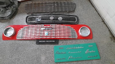 Lot 250 - 3X WALL HANGER CAR GRILLES