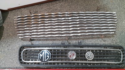 Lot 250 - 3X WALL HANGER CAR GRILLES