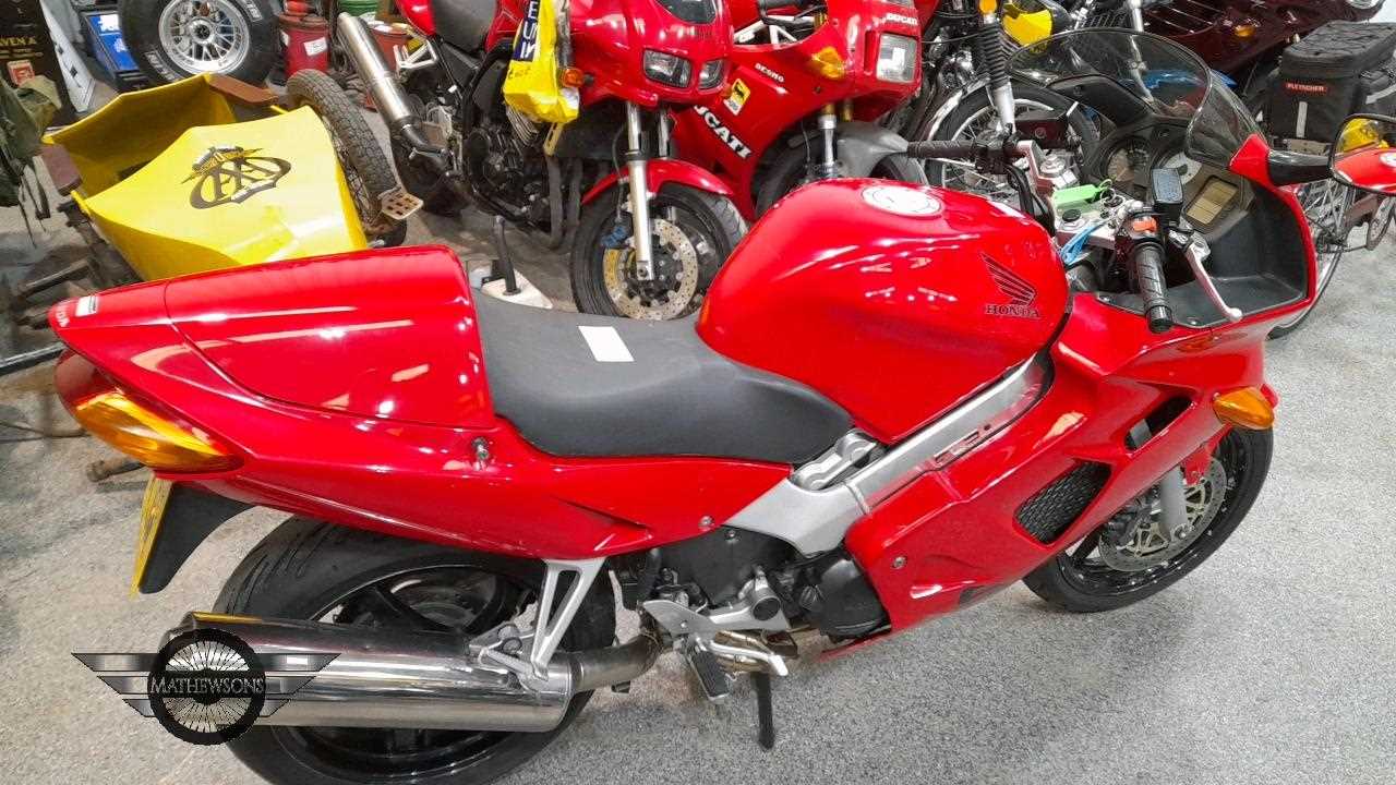 Lot 85 - 1998 HONDA VFR800FI