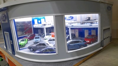 Lot 97 - 1.18 SCALE MODEL HAND BUILT OF A FORD DEALERSHIP SHOWROOM INC MODELS