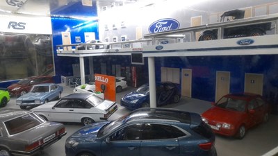 Lot 97 - 1.18 SCALE MODEL HAND BUILT OF A FORD DEALERSHIP SHOWROOM INC MODELS