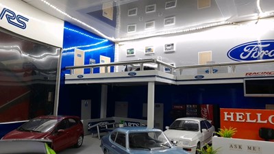 Lot 97 - 1.18 SCALE MODEL HAND BUILT OF A FORD DEALERSHIP SHOWROOM INC MODELS