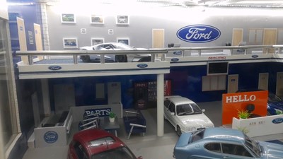 Lot 97 - 1.18 SCALE MODEL HAND BUILT OF A FORD DEALERSHIP SHOWROOM INC MODELS
