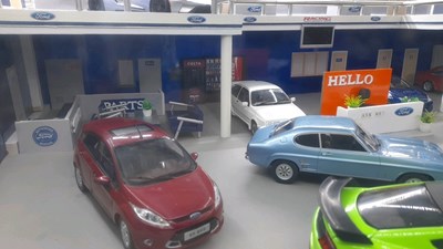 Lot 97 - 1.18 SCALE MODEL HAND BUILT OF A FORD DEALERSHIP SHOWROOM INC MODELS