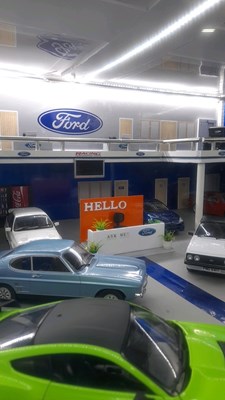 Lot 97 - 1.18 SCALE MODEL HAND BUILT OF A FORD DEALERSHIP SHOWROOM INC MODELS
