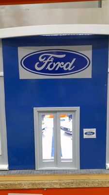 Lot 97 - 1.18 SCALE MODEL HAND BUILT OF A FORD DEALERSHIP SHOWROOM INC MODELS