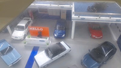 Lot 97 - 1.18 SCALE MODEL HAND BUILT OF A FORD DEALERSHIP SHOWROOM INC MODELS