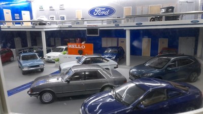 Lot 97 - 1.18 SCALE MODEL HAND BUILT OF A FORD DEALERSHIP SHOWROOM INC MODELS