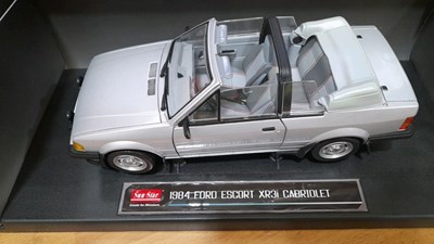 Lot 871 - FORD ESCORTS MK4 XR3i CABRIOLET + MK3 CABRIOLET 1.18 SCALE MODEL BY OTTO & SUNSTAR
