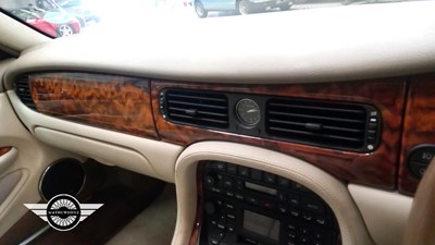 Lot 299 - 2000 DAIMLER V8 AUTO