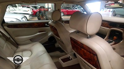 Lot 299 - 2000 DAIMLER V8 AUTO