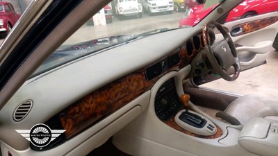 Lot 299 - 2000 DAIMLER V8 AUTO