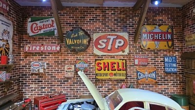 Lot 337 - JAGUAR GARAGE DIORAMA