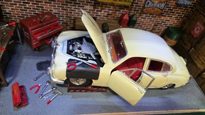 Lot 337 - JAGUAR GARAGE DIORAMA