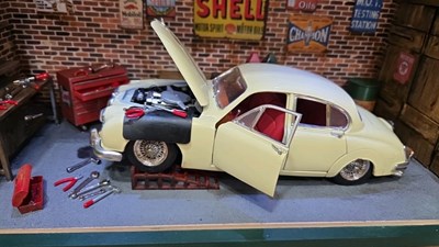 Lot 337 - JAGUAR GARAGE DIORAMA