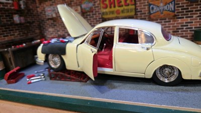 Lot 337 - JAGUAR GARAGE DIORAMA
