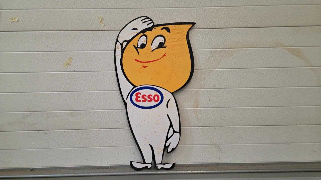Lot 673 - ESSO MR DRIP 38" X 19"