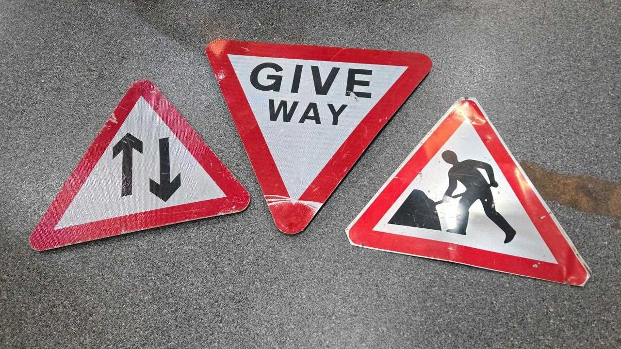 Lot 893 - 3 X ROAD SIGNS , GIVE WAY & 2 MEN AT WORK