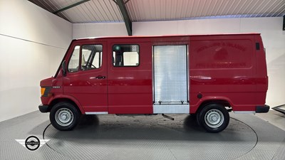 Lot 524 - 1995 MERCEDES 310 VAN