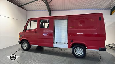 Lot 524 - 1995 MERCEDES 310 VAN