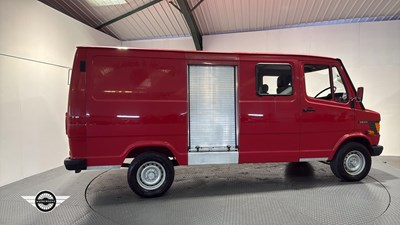 Lot 524 - 1995 MERCEDES 310 VAN
