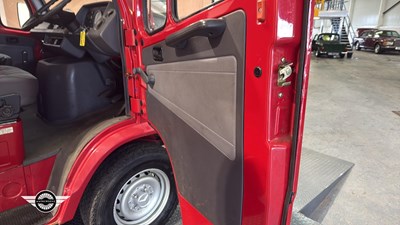 Lot 524 - 1995 MERCEDES 310 VAN