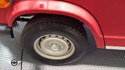 Lot 524 - 1995 MERCEDES 310 VAN