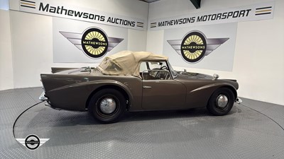 Lot 520 - 1961 DAIMLER SP 250