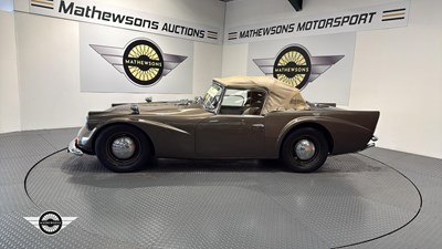 Lot 520 - 1961 DAIMLER SP 250