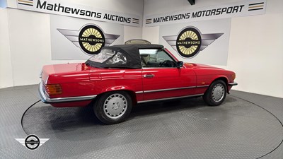 Lot 323 - 1988 MERCEDES 420 SL AUTO