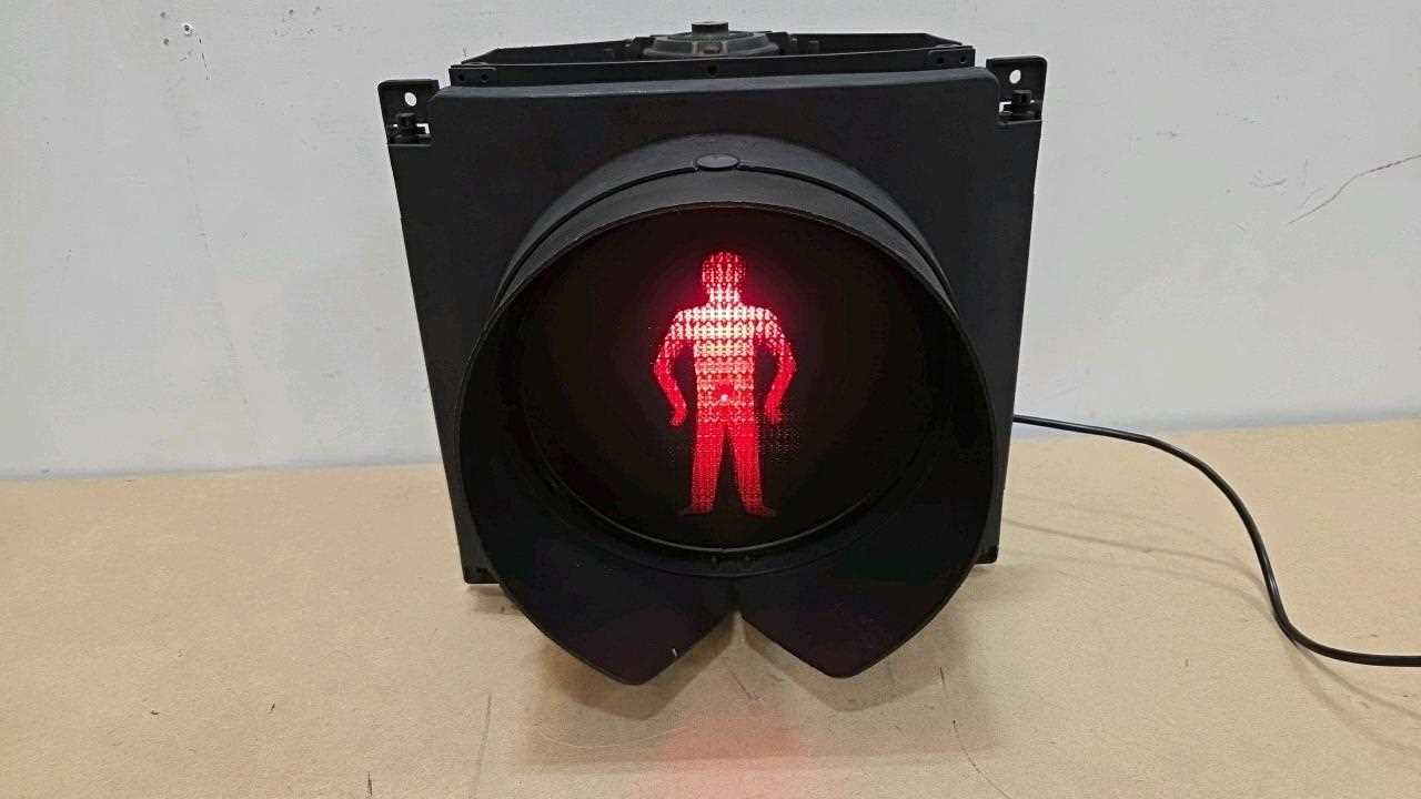 Lot 33 - 1980'S PEDESTRIAN CROSSING LIGHT