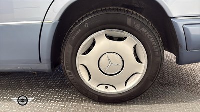 Lot 602 - 1994 MERCEDES E200