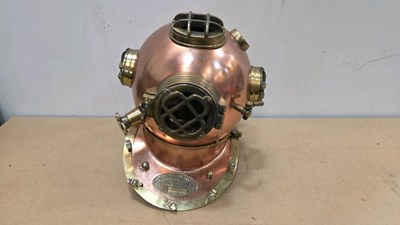 Lot 687 - REPRODUCTION U.S NAVY DIVING HELMET