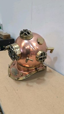 Lot 687 - REPRODUCTION U.S NAVY DIVING HELMET