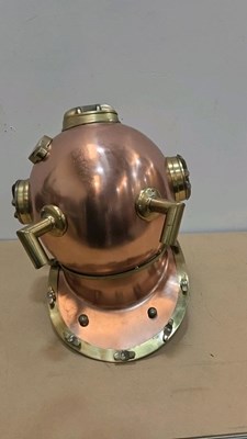 Lot 687 - REPRODUCTION U.S NAVY DIVING HELMET