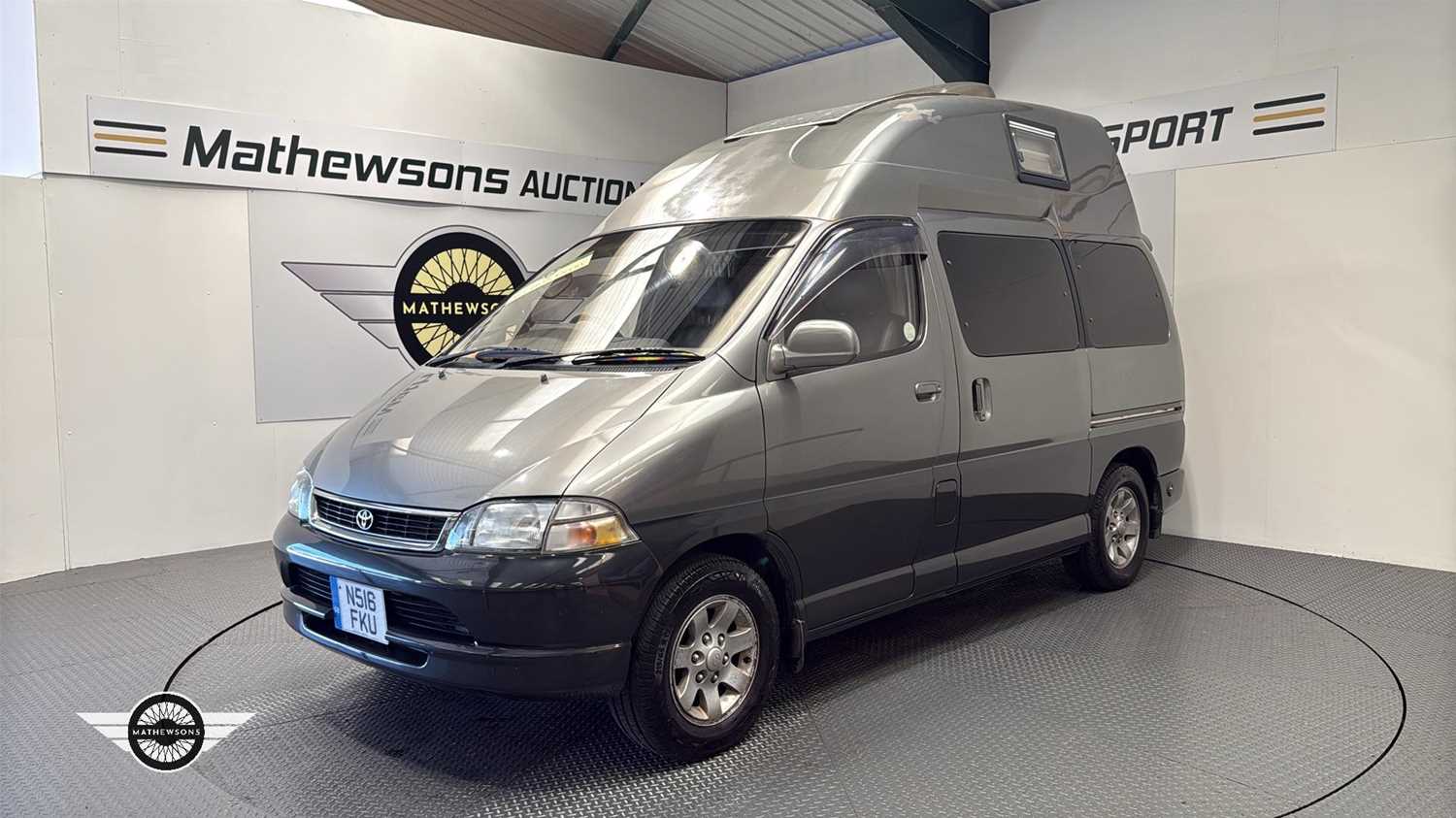 Lot 4 - 1995 TOYOTA GRANVIA