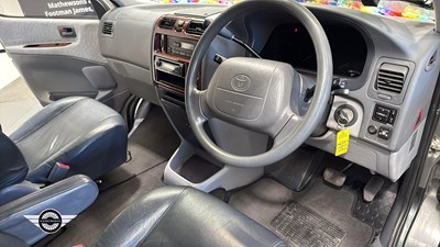 Lot 4 - 1995 TOYOTA GRANVIA