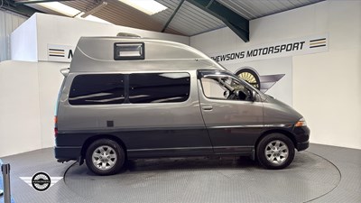 Lot 4 - 1995 TOYOTA GRANVIA
