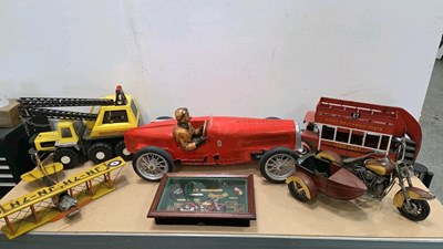 Lot 425 - BOX OF TIN PLATE & RESIN TOYS/MODELS