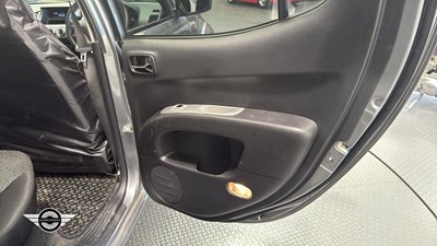 Lot 758 - 2014 MITSUBISHI L200 TROJAN DCB DI-D 4X4