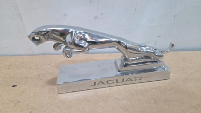 Lot 495 - JAGUAR ALUMINIUM DESK ORNAMENT 9" X 5"
