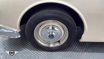 Lot 57 - 1968 DAIMLER V8 250
