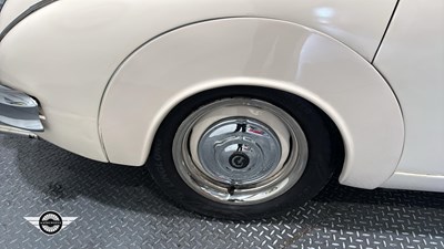 Lot 57 - 1968 DAIMLER V8 250