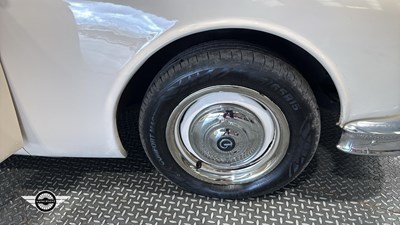 Lot 57 - 1968 DAIMLER V8 250
