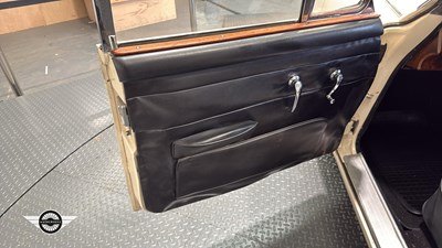 Lot 57 - 1968 DAIMLER V8 250