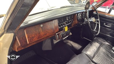Lot 57 - 1968 DAIMLER V8 250