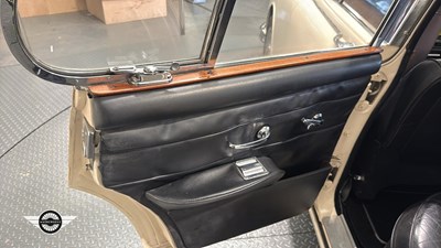 Lot 57 - 1968 DAIMLER V8 250