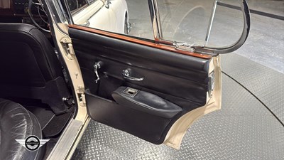 Lot 57 - 1968 DAIMLER V8 250