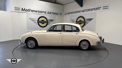 Lot 57 - 1968 DAIMLER V8 250